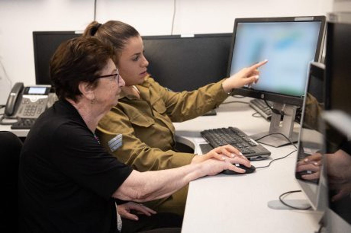 ניצולת שואה הפעילה עם נכדתה את צפירת הזיכרון
