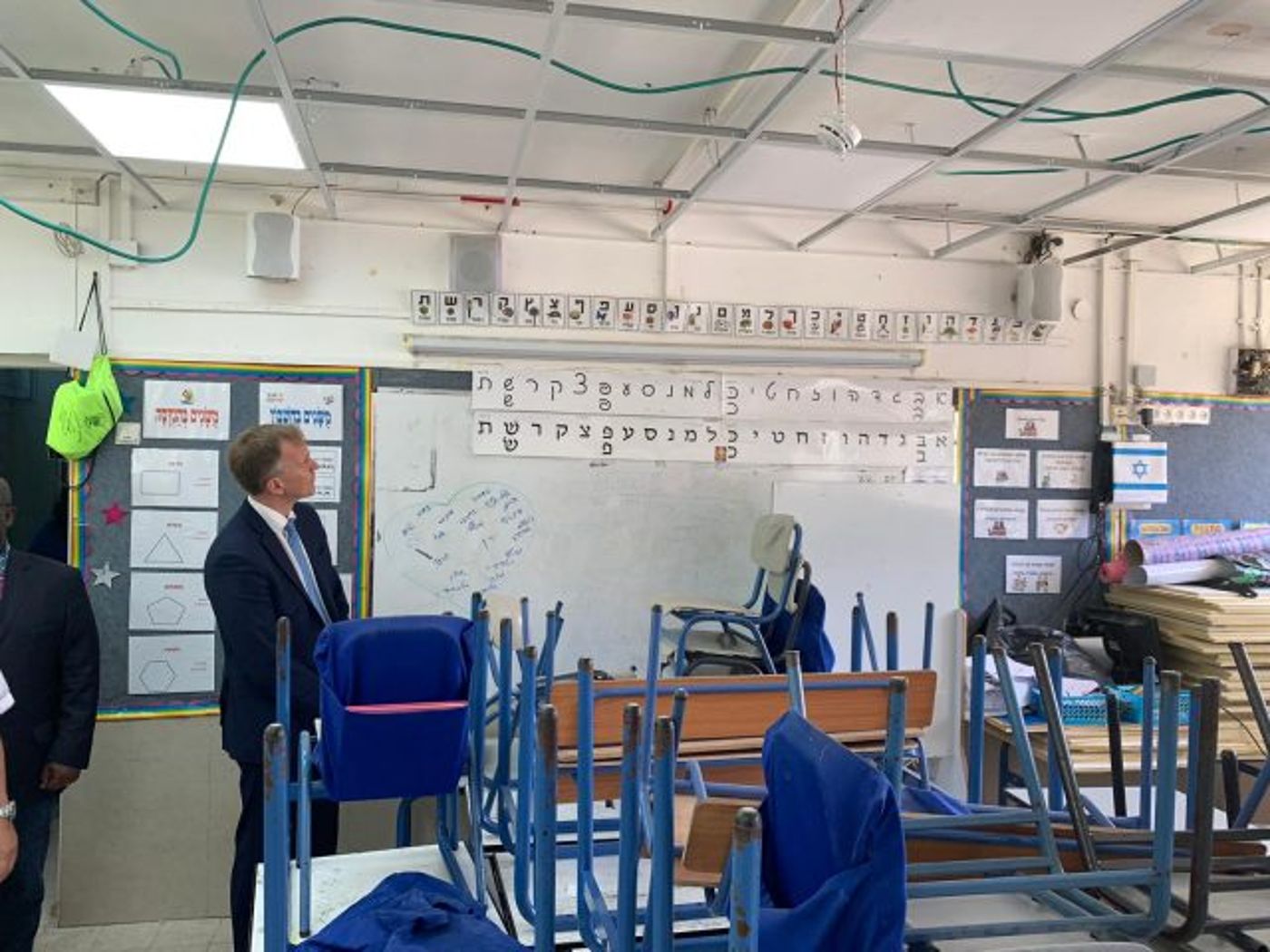 שגריר לטביה בבית הספר שנפגע מרקטות