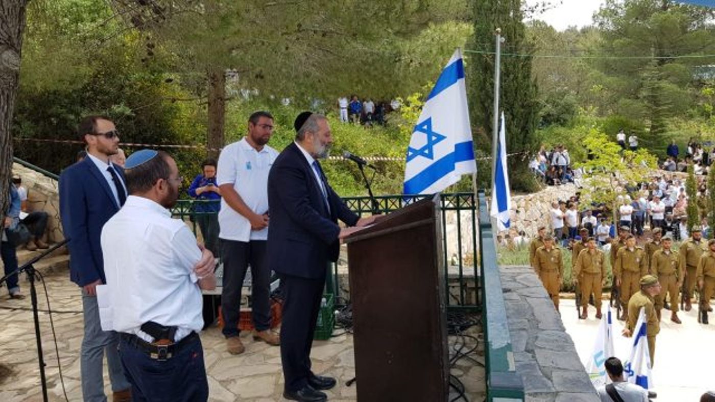 דרעי: "הרב עובדיה אמר 'רק לראות חייל? לנשק אותו'"