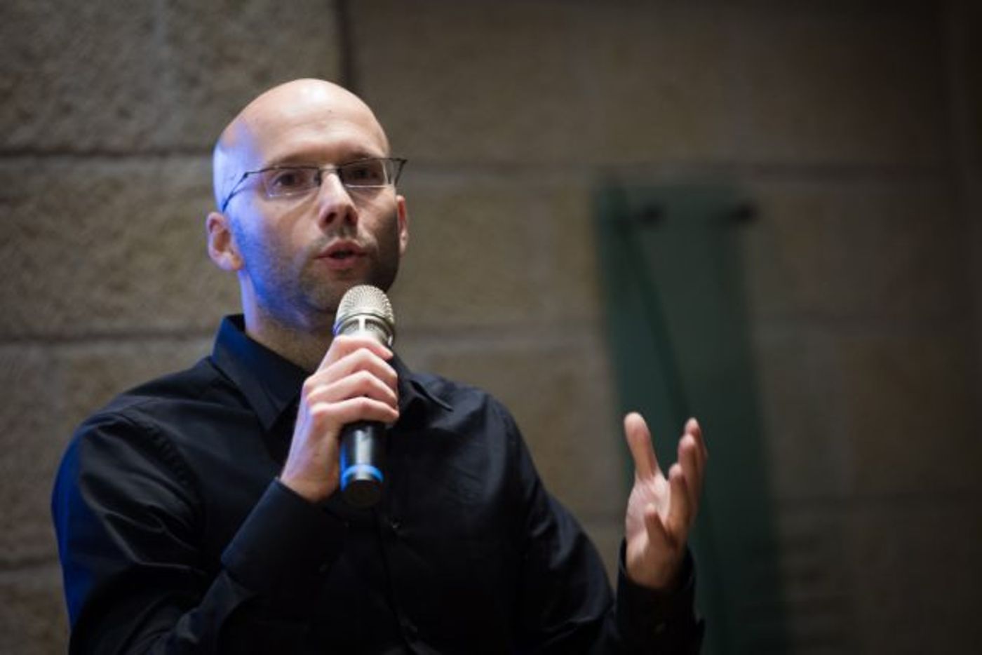 העיתונאי הסרוג הודיע: חוזר לחבוש כיפה באופן קבוע