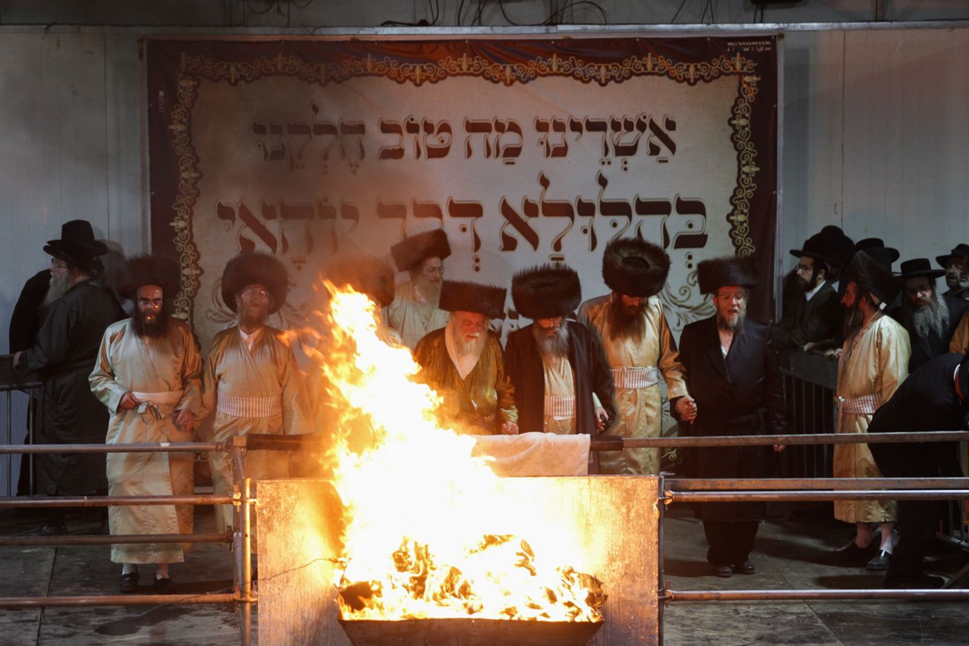 צפו: רבבות חוגגים ל"ג בעומר במירון