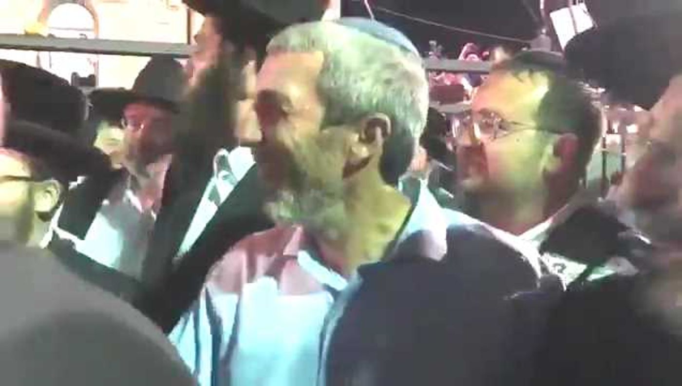 צפו: הרב פרץ רוקד עם ח"כים חרדים במירון