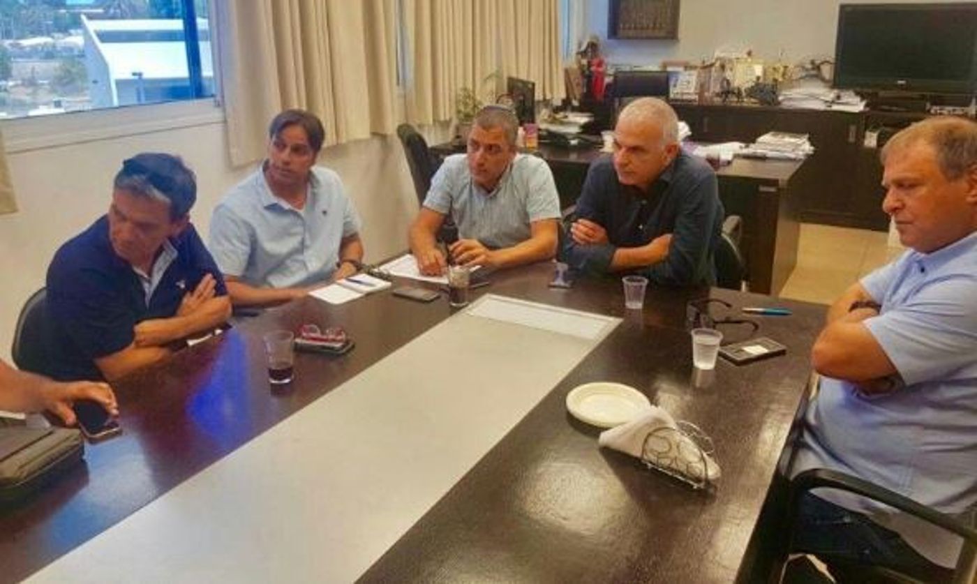 כחלון מתחייב: "המדינה תעזור לנפגעי השריפות"