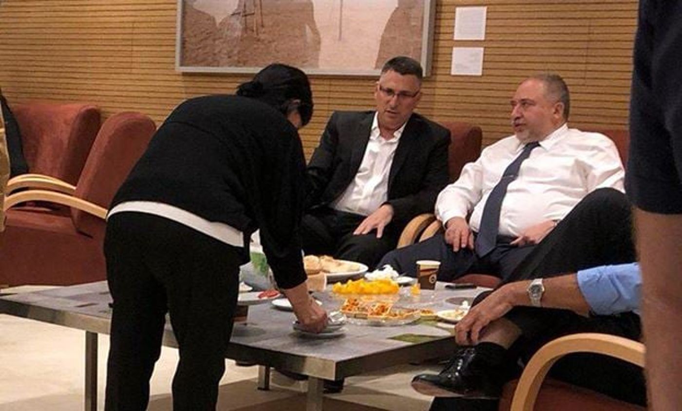 בדרך לממשלה חלופית? ליברמן תועד נפגש עם סער