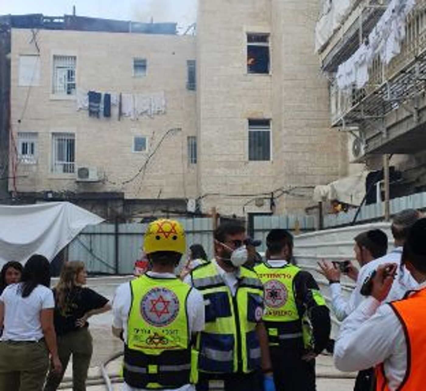 שריפה בבניין מגורים בי-ם: ילדים חולצו מהחלונות