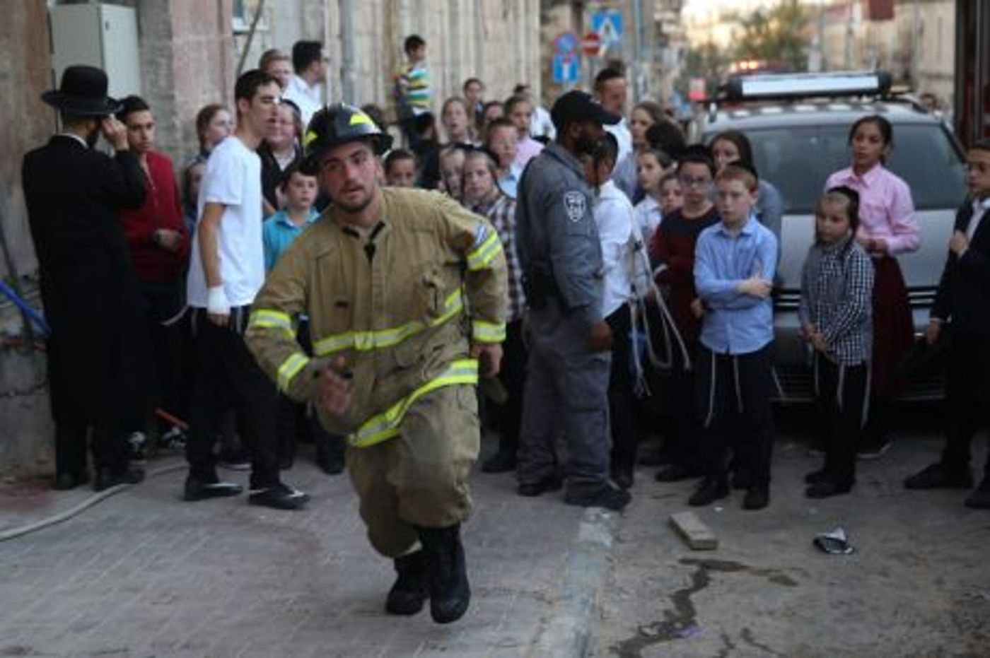 שריפה בבניין מגורים בי-ם: ילדים חולצו מהחלונות