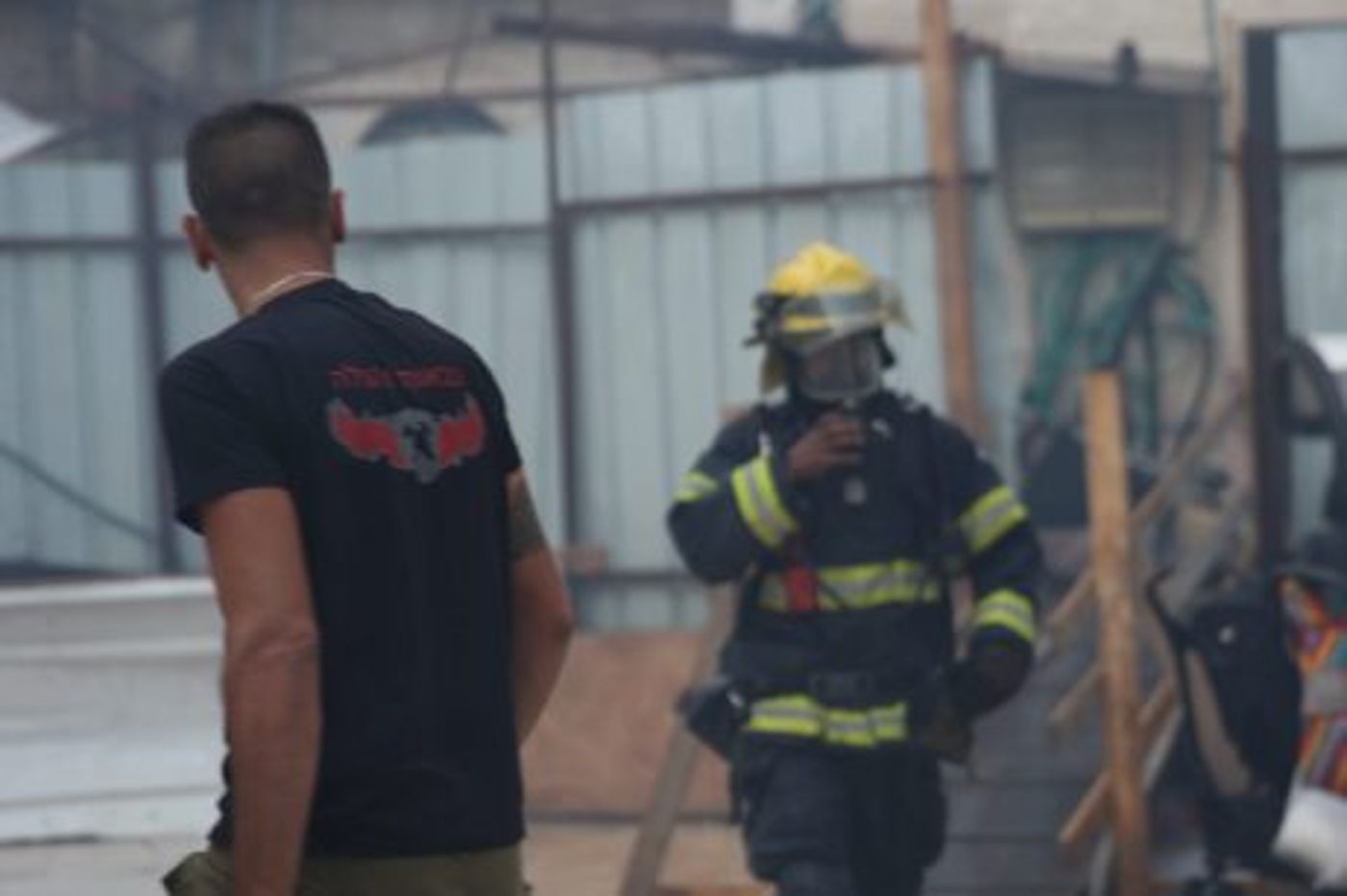 שריפה בבניין מגורים בי-ם: ילדים חולצו מהחלונות
