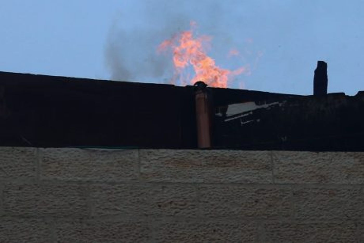 שריפה בבניין מגורים בי-ם: ילדים חולצו מהחלונות