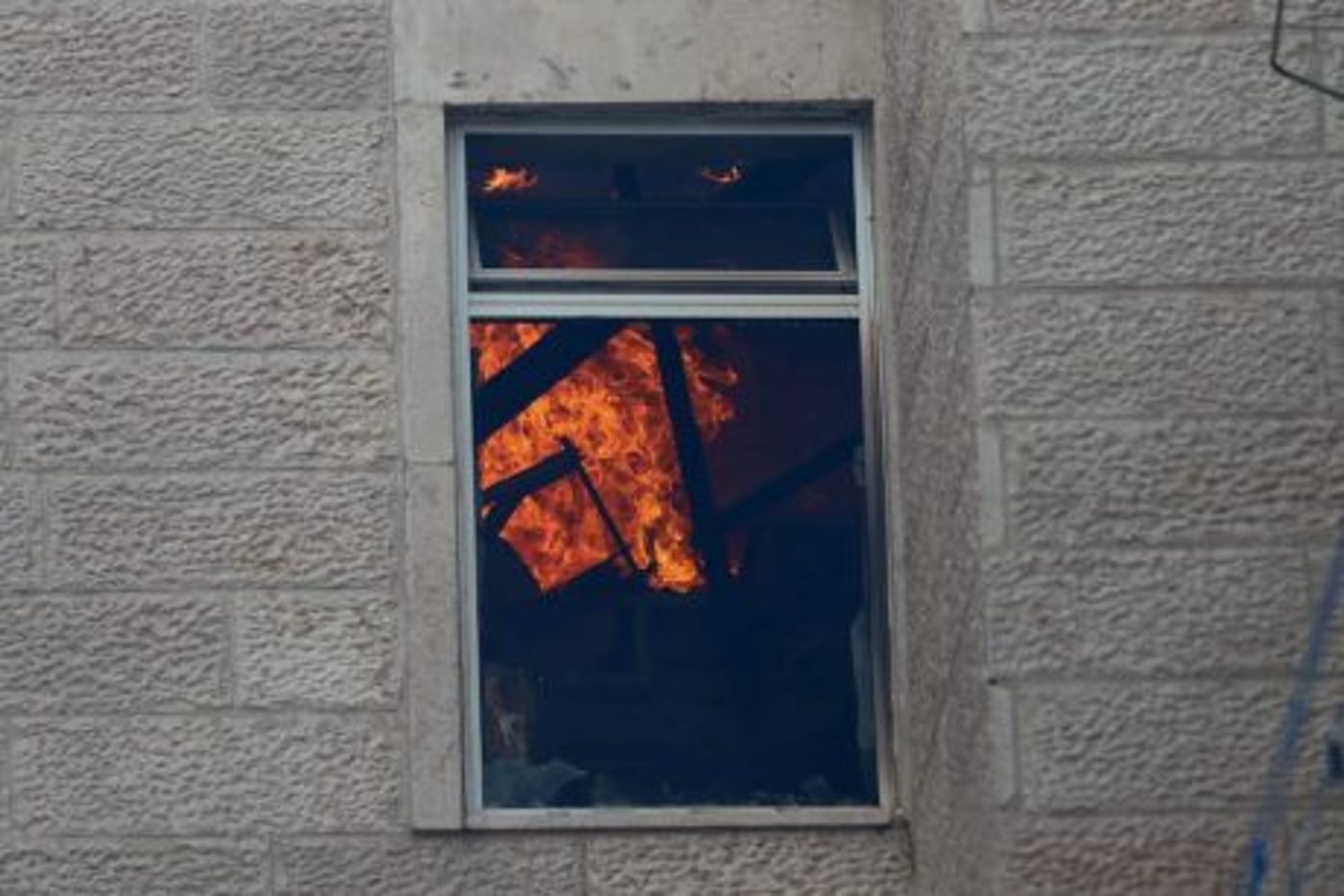 שריפה בבניין מגורים בי-ם: ילדים חולצו מהחלונות