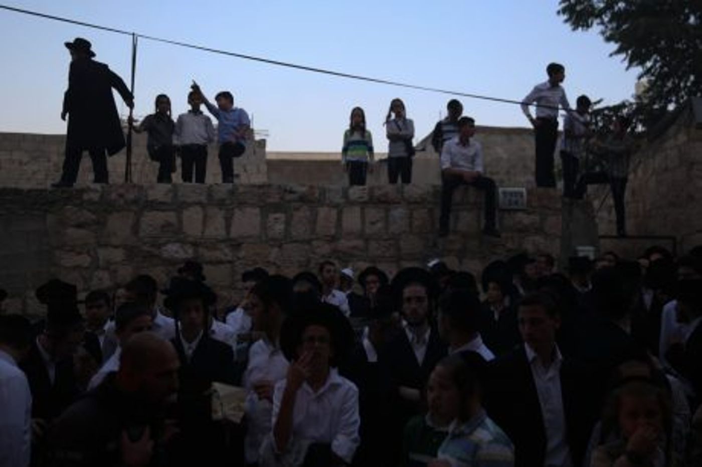 שריפה בבניין מגורים בי-ם: ילדים חולצו מהחלונות