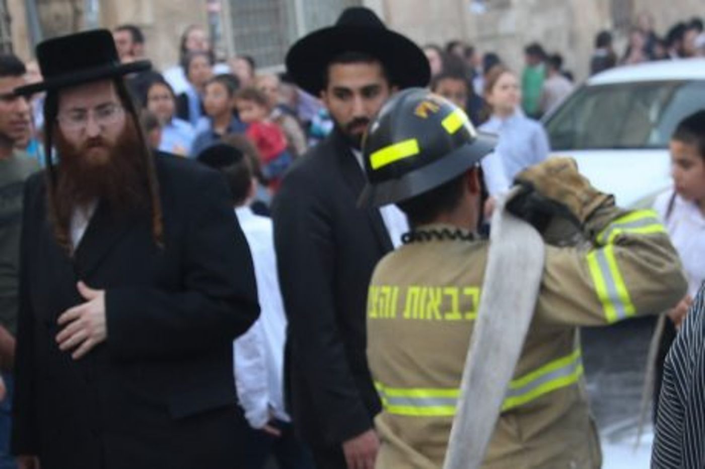 שריפה בבניין מגורים בי-ם: ילדים חולצו מהחלונות