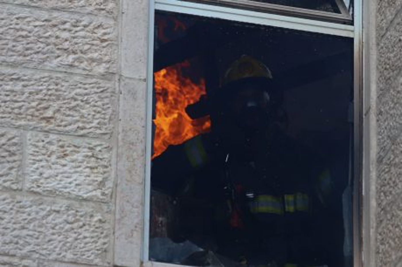 שריפה בבניין מגורים בי-ם: ילדים חולצו מהחלונות