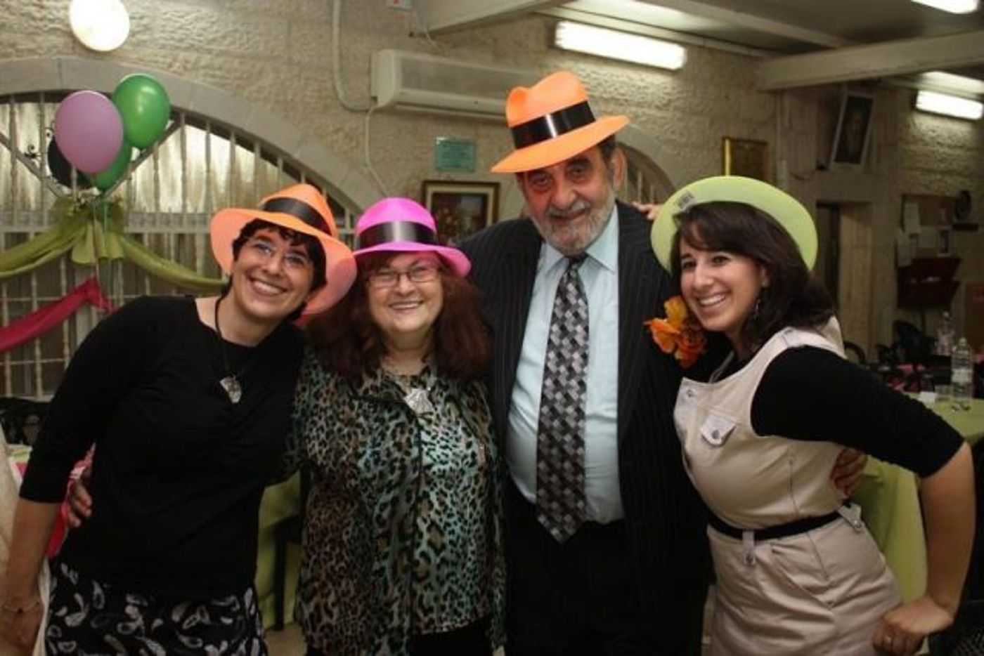 יוזמת הפרויקט בתיה (בזי) רובין (מימין), יחד עם וולוול פסטרנק ז"ל, רעייתו זהבה, ובתו נאווה
