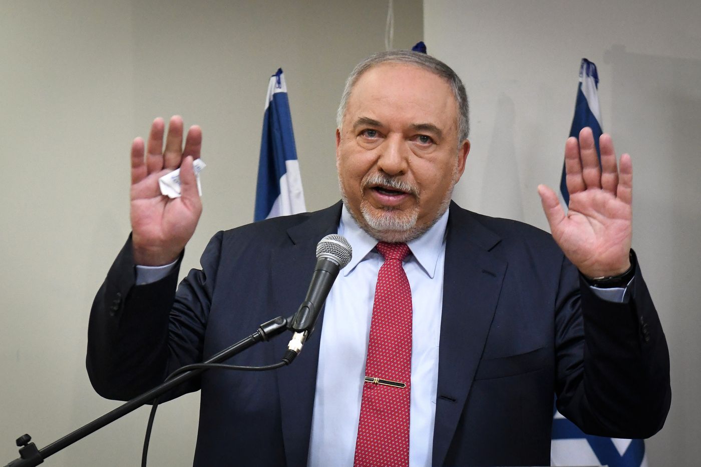 זיגזג? ליברמן רק לפני חודש: "מתנגד לממשלת אחדות"
