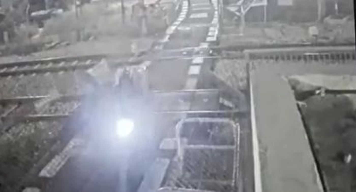 צפו: אופנוען דוהר ופורץ מחסום של מסילת רכבת