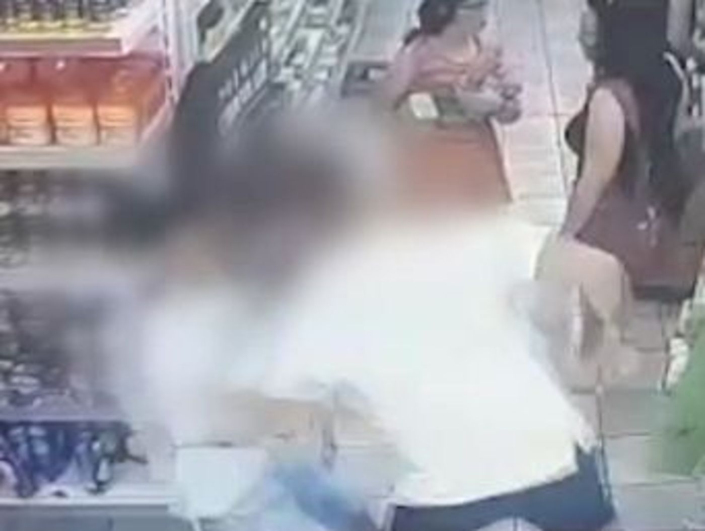 תיעוד קשה: אלימות קשה בסופר בגלל עגלת קניות.צפו