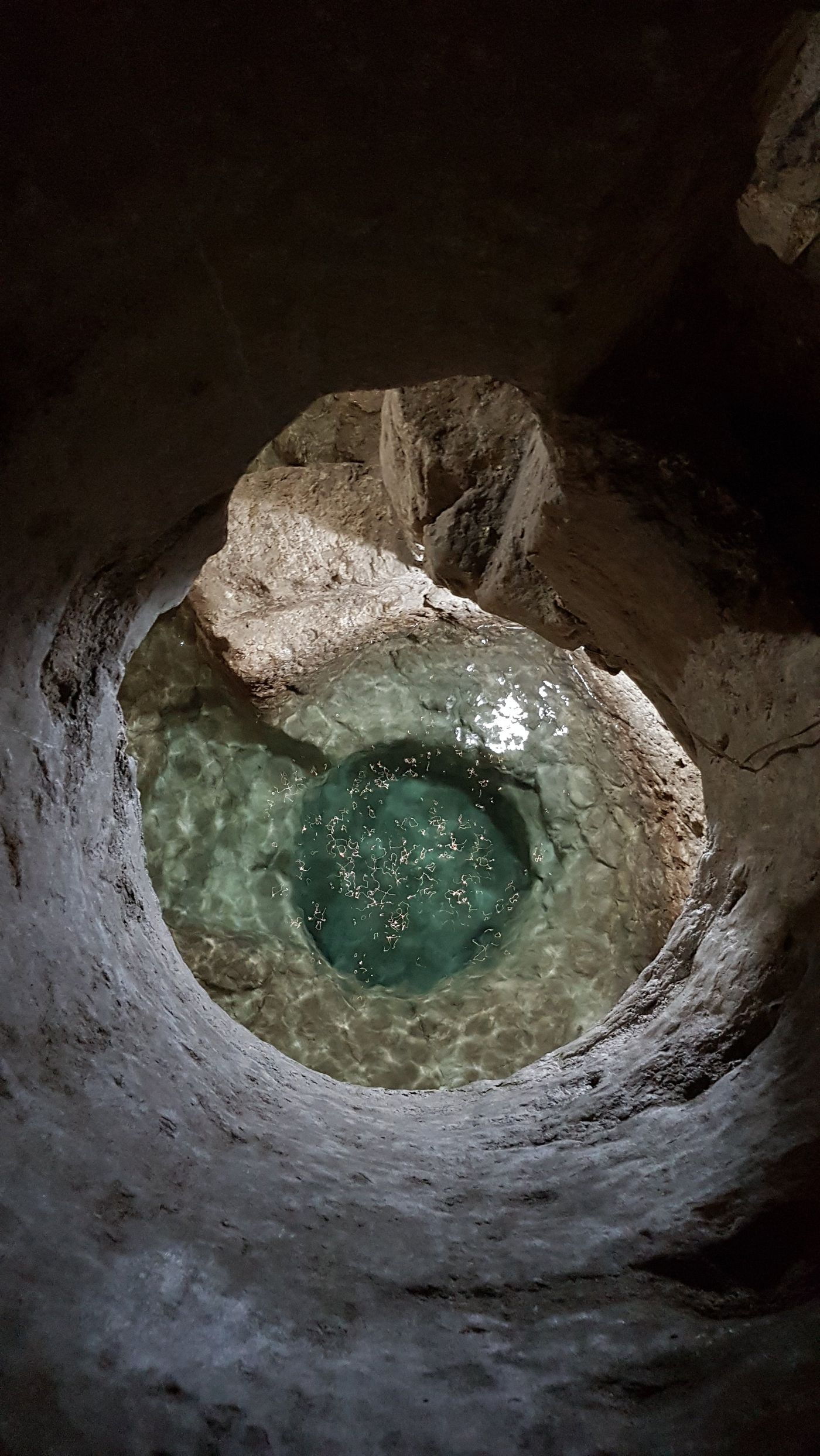 מתחת לכנסייה התגלה מקווה עם כיתוב בעברית