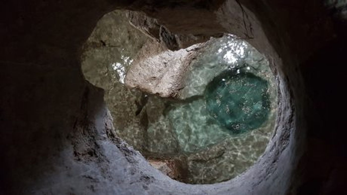 מתחת לכנסייה התגלה מקווה עם כיתוב בעברית