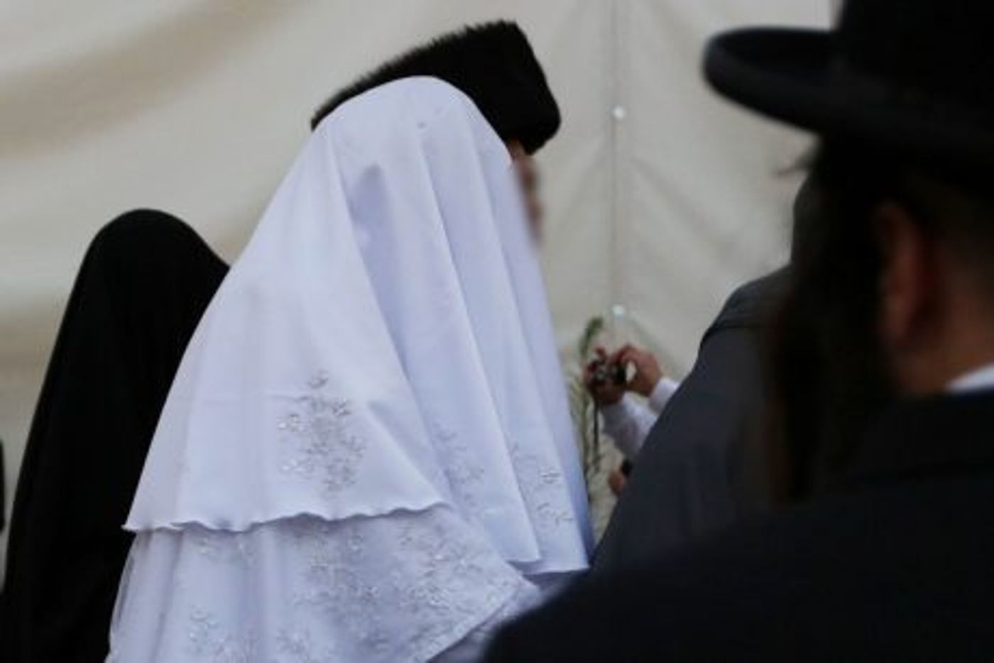 חתן בן 17, כלה בת 16: תיעוד מיוחד מחתונת הסתר