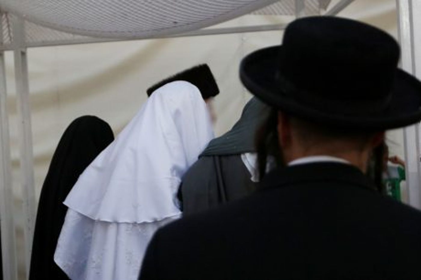 חתן בן 17, כלה בת 16: תיעוד מיוחד מחתונת הסתר