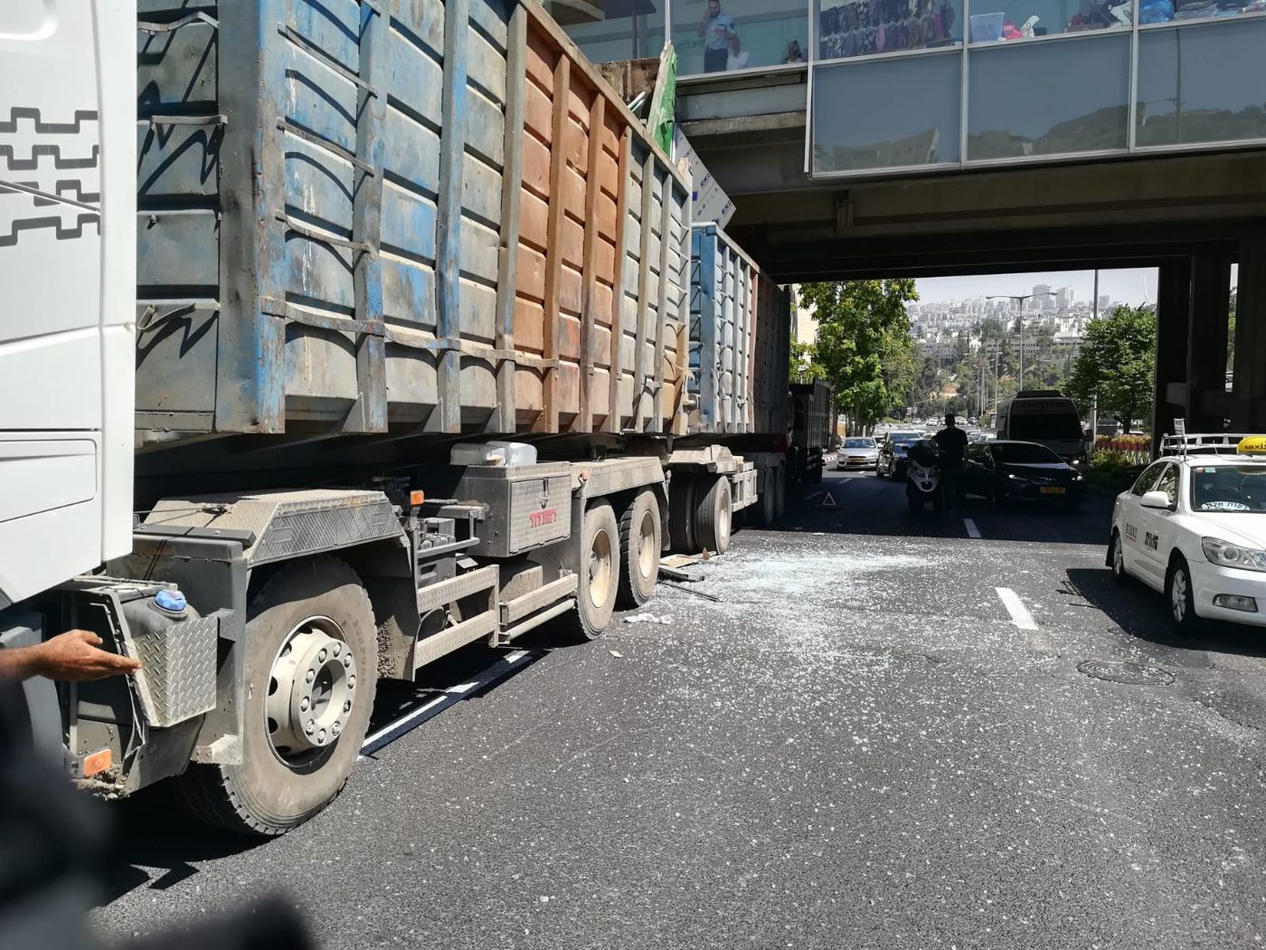משאית התנגשה בגשר מעל קניון רמות