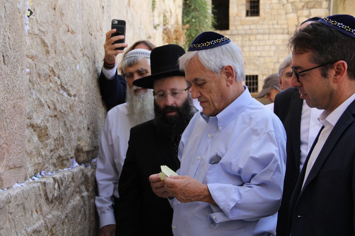 "שלום לארץ הקודש": נשיא צ'ילה בכותל המערבי