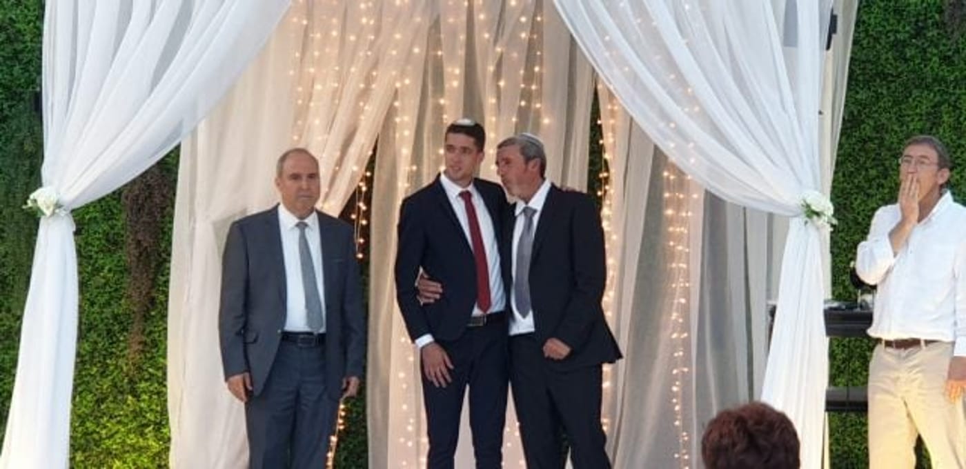 השר ובנו בחופה (קרדיט: דובי מגנהיים)