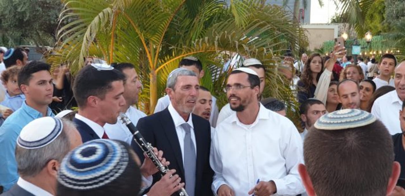 הרב פרץ ובנו רעי (קרדיט: דובי מגנהיים)