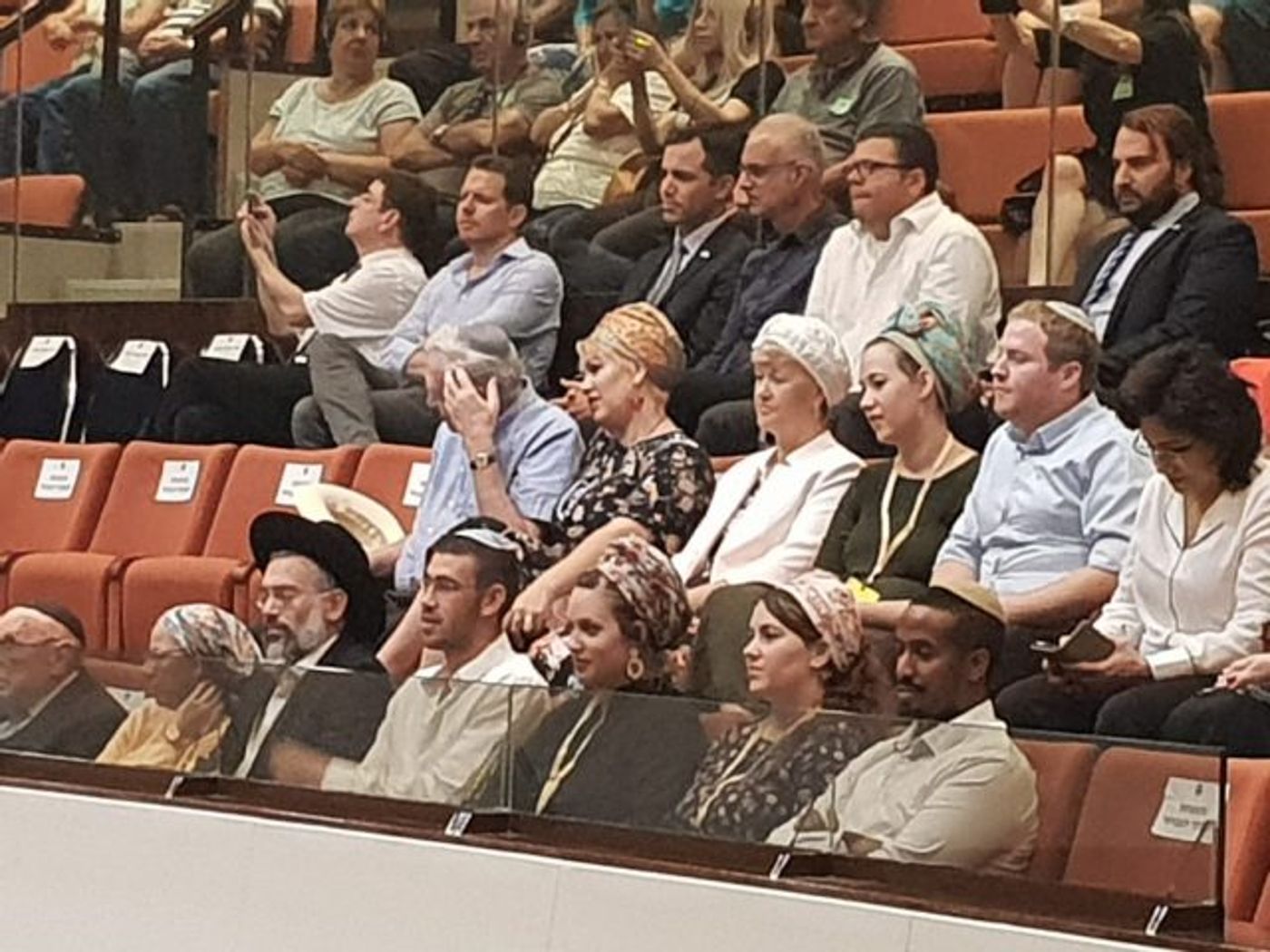 אשתו, ילדיו הוריו ומשפחתו של אנגלמן בהשבעה