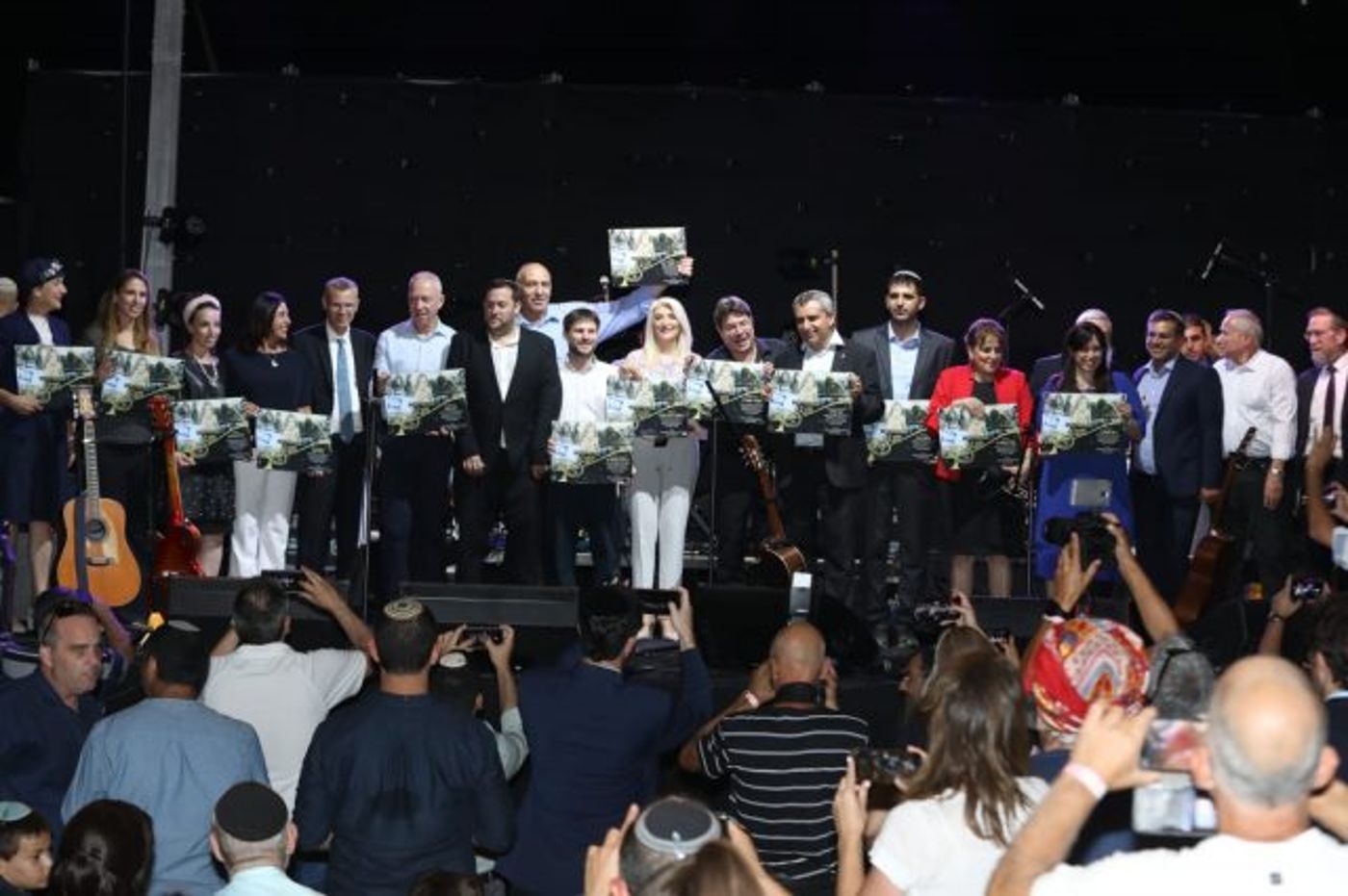הח"כים והשרים עלו לבמה (קרדיט: ניסים לב)