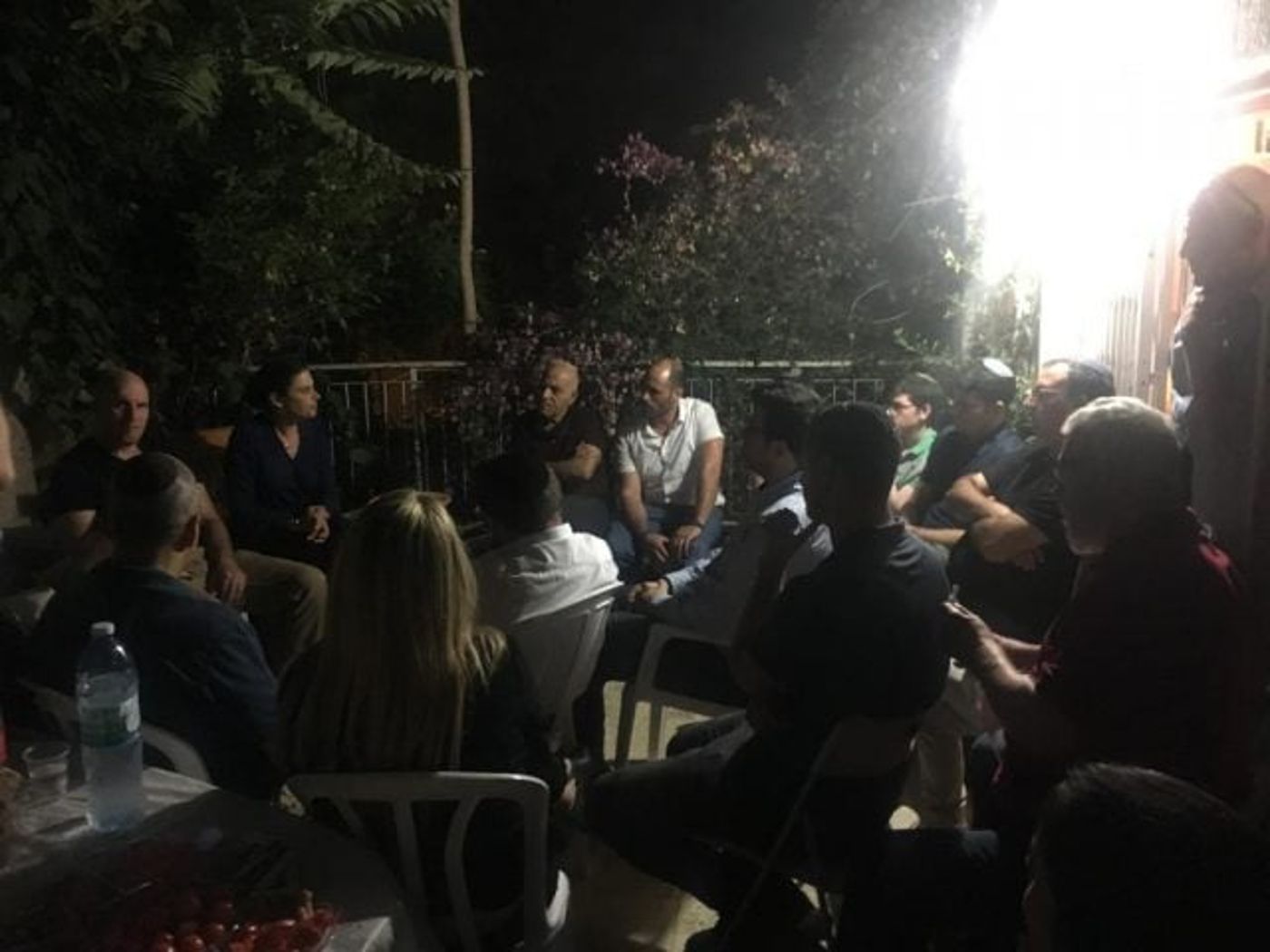 מפגש מצומצם וראשוני באדיבות המצלם)