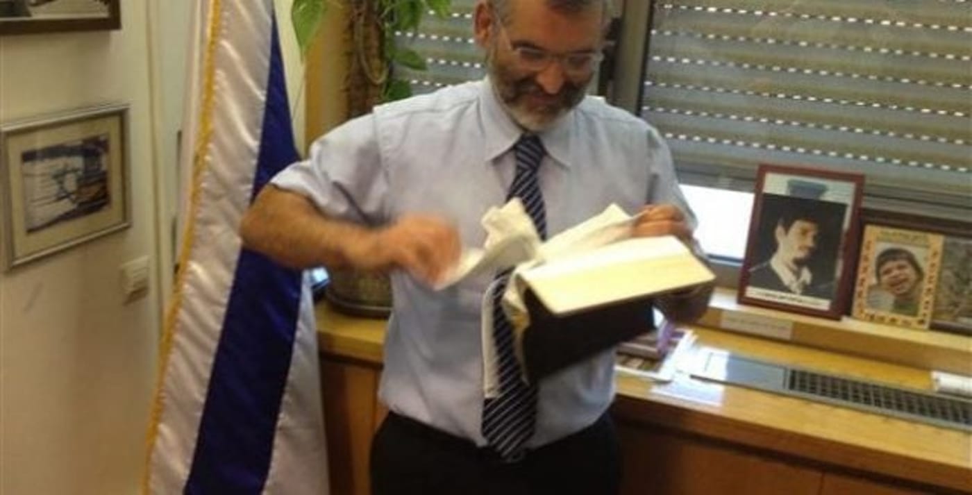 בן ארי קורע את הברית החדשה. באדיבות המצלם