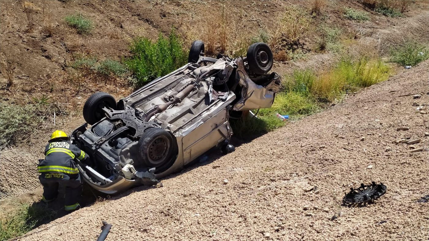 רכב התהפך בגן יבנה: צעירה בת 20 במצב אנוש