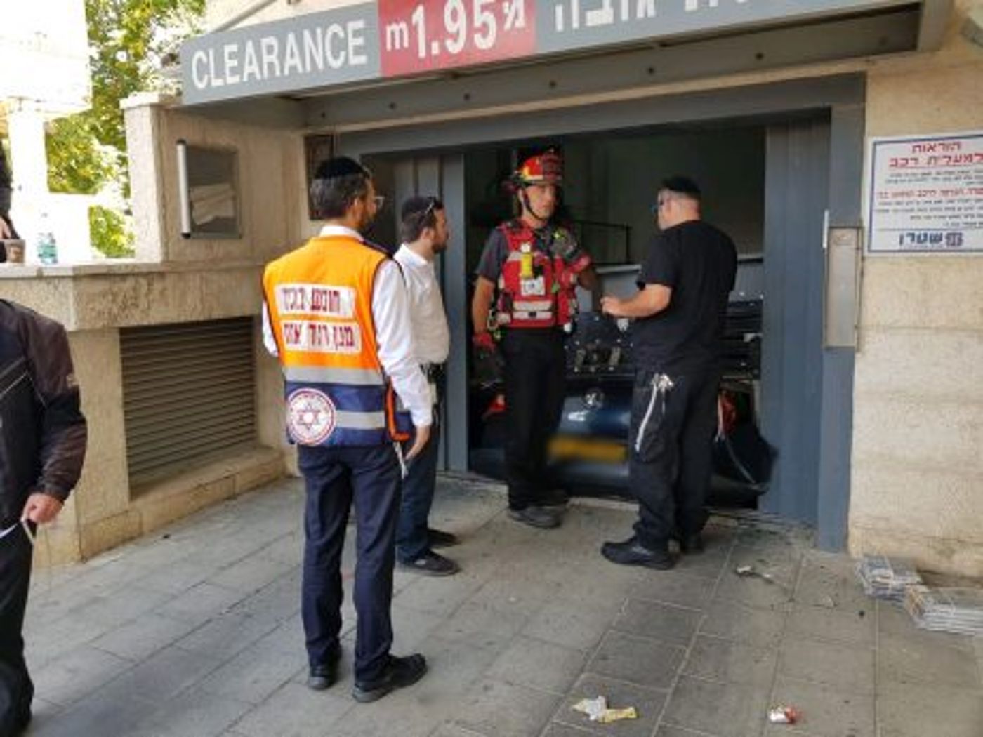 מעלית חניון קרסה על רכב; הכבאים חילצו את הנהג