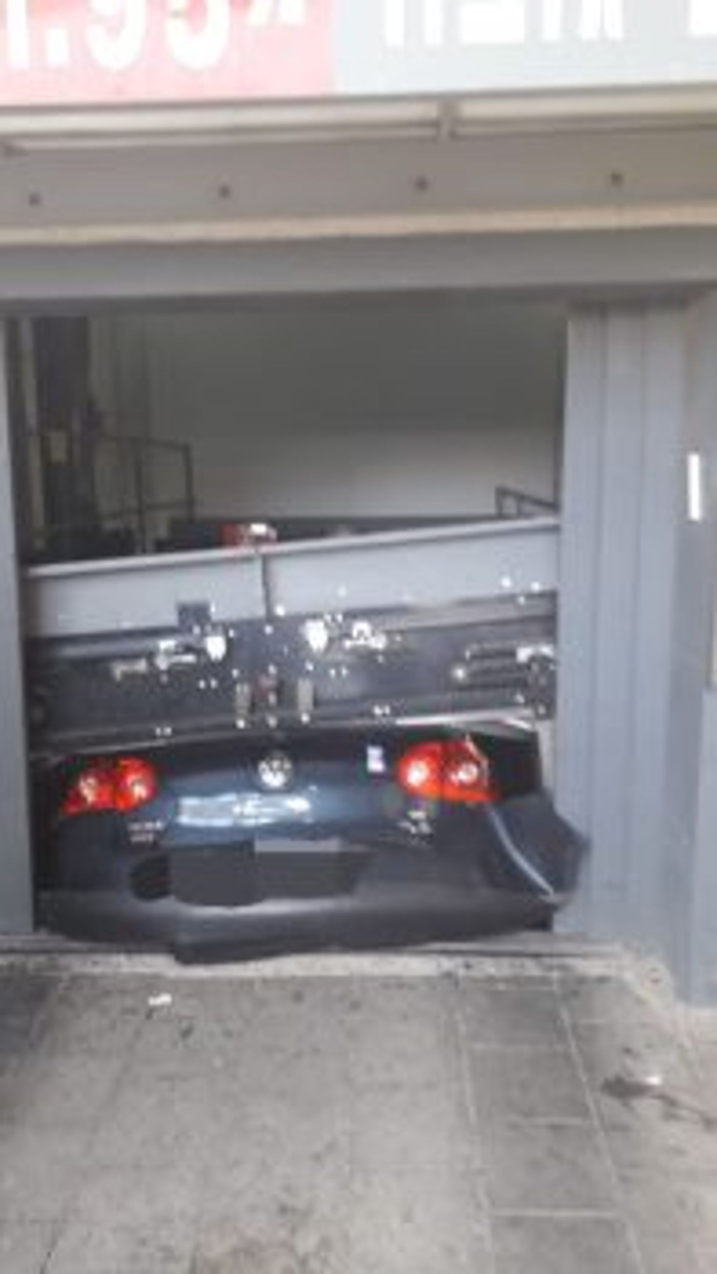 מעלית חניון קרסה על רכב; הכבאים חילצו את הנהג
