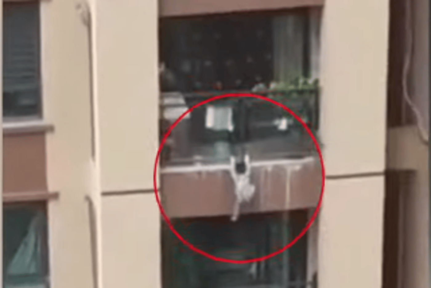תיעוד מטורף: אדם תפס ילד שנפל מקומה שישית בסין
