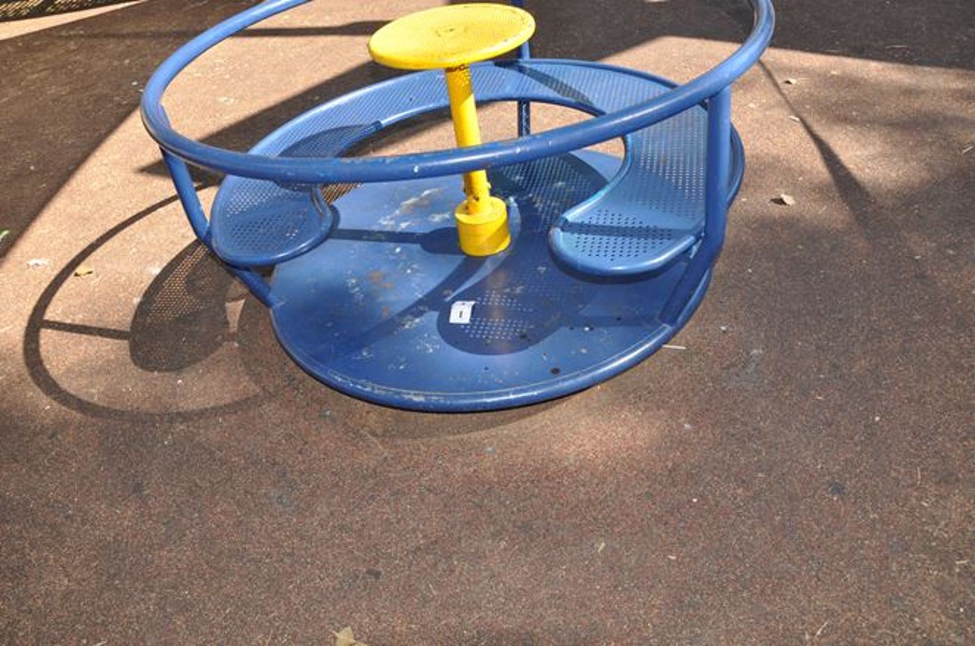 מתקן הכרוסלה בגן.