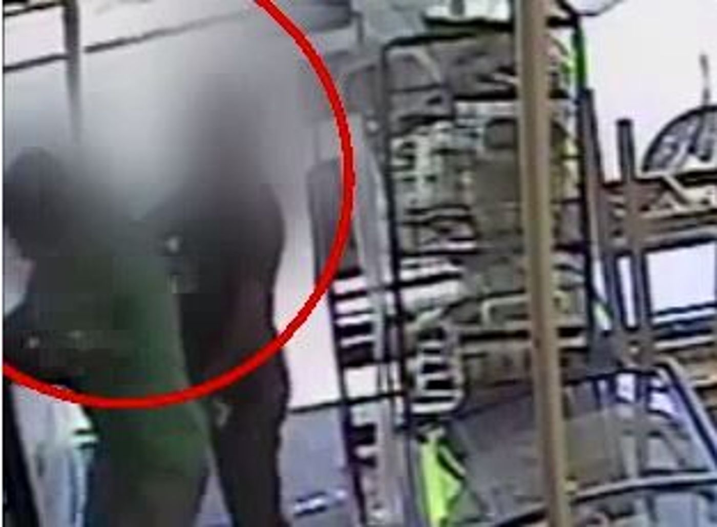 צפו: ניפץ בקבוק זכוכית על לקוח בקיוסק ברשל"צ