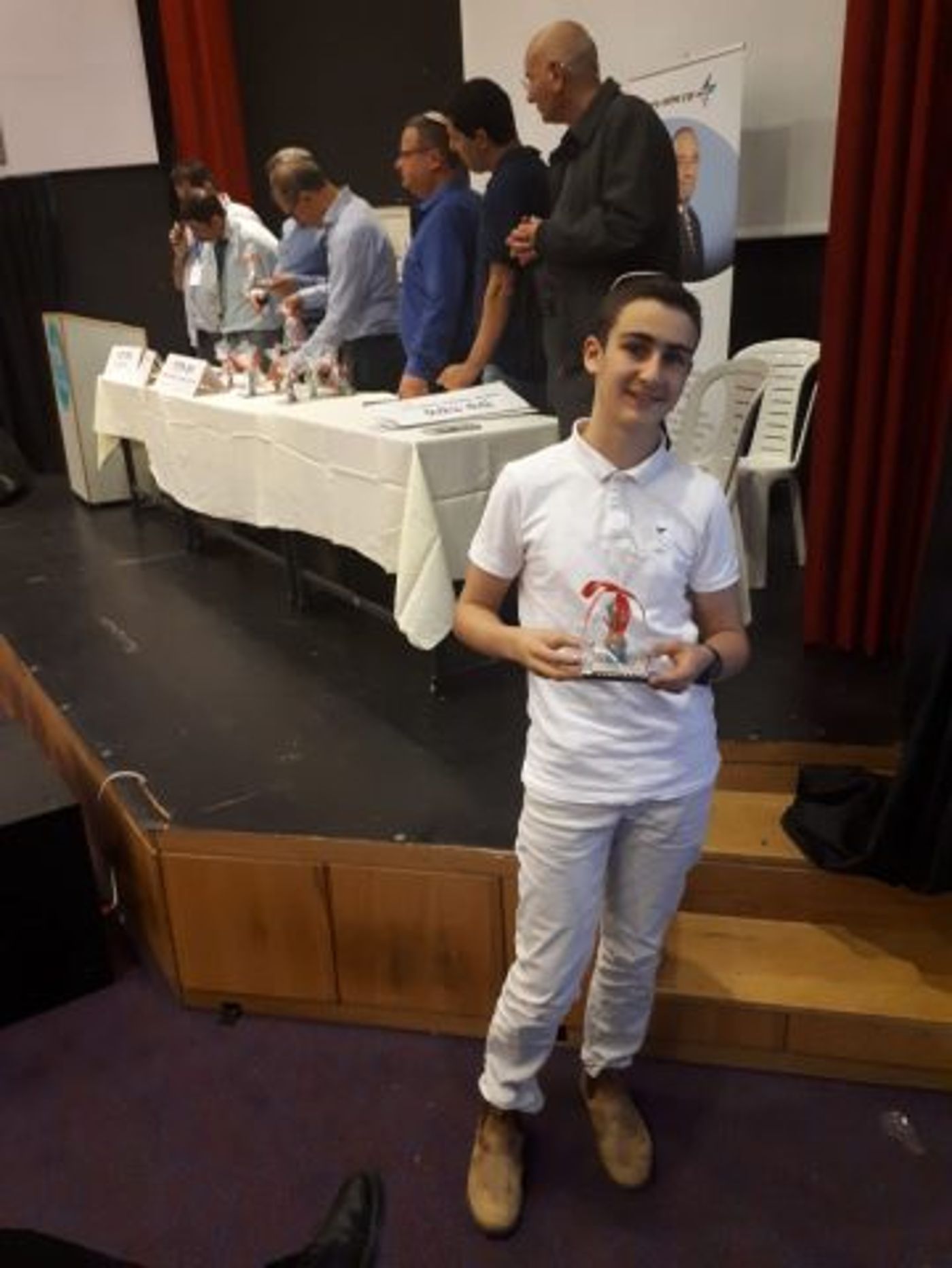 יאיר הופמן עם זכייתו. לא מוותר על השבת. באדיבות המצלם