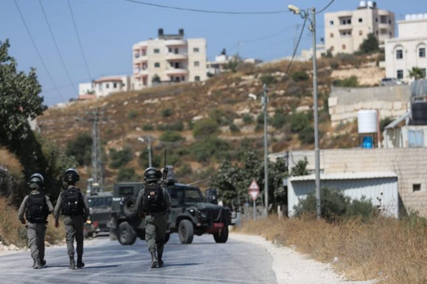 מצוד אחר המחבל: צפו בתיעוד מזירת הפיגוע
