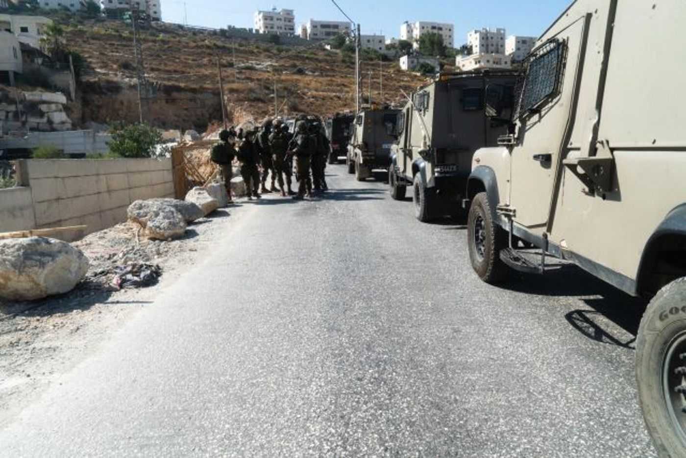 מצוד אחר המחבל: צפו בתיעוד מזירת הפיגוע