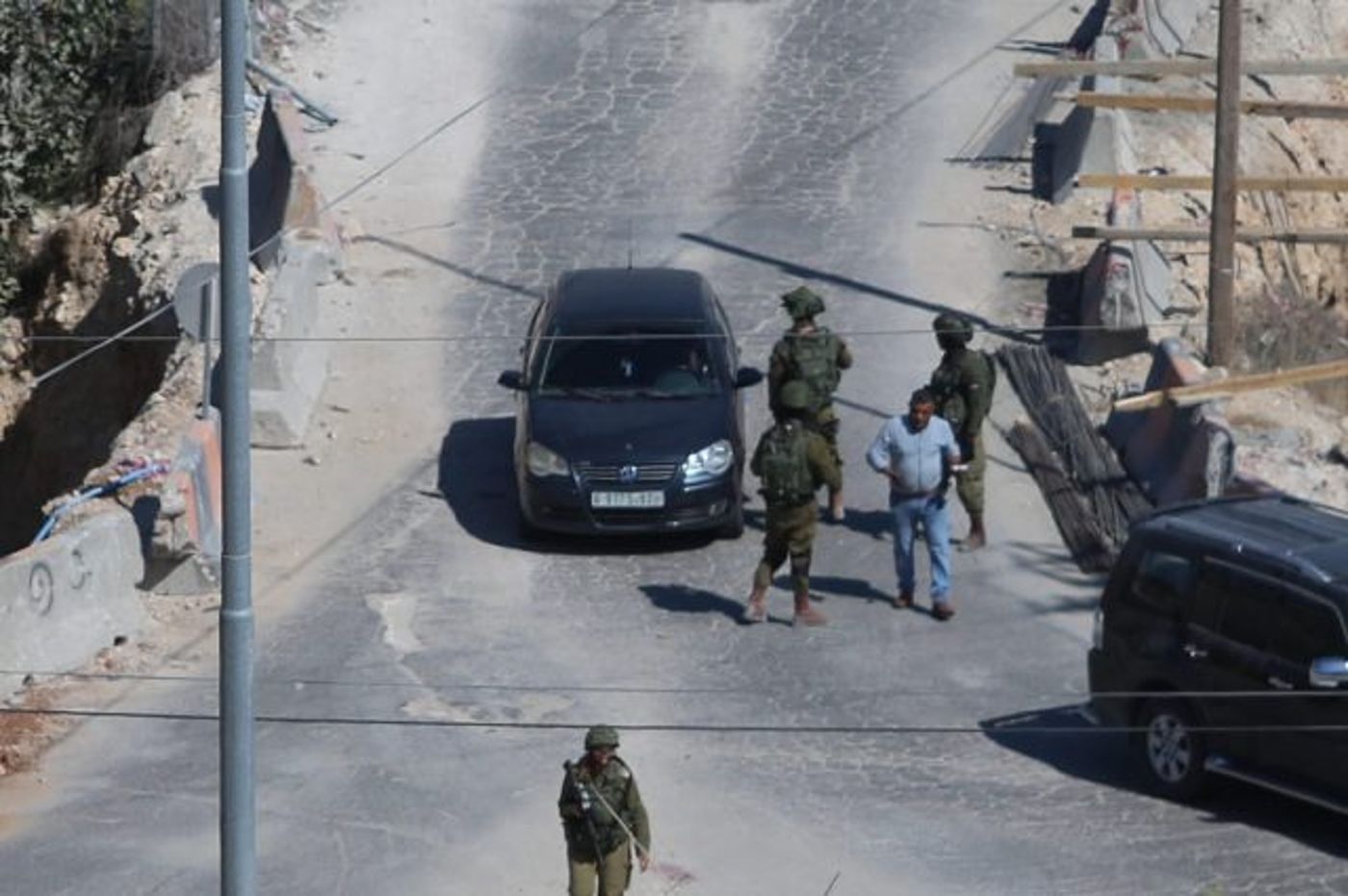 מצוד אחר המחבל: צפו בתיעוד מזירת הפיגוע
