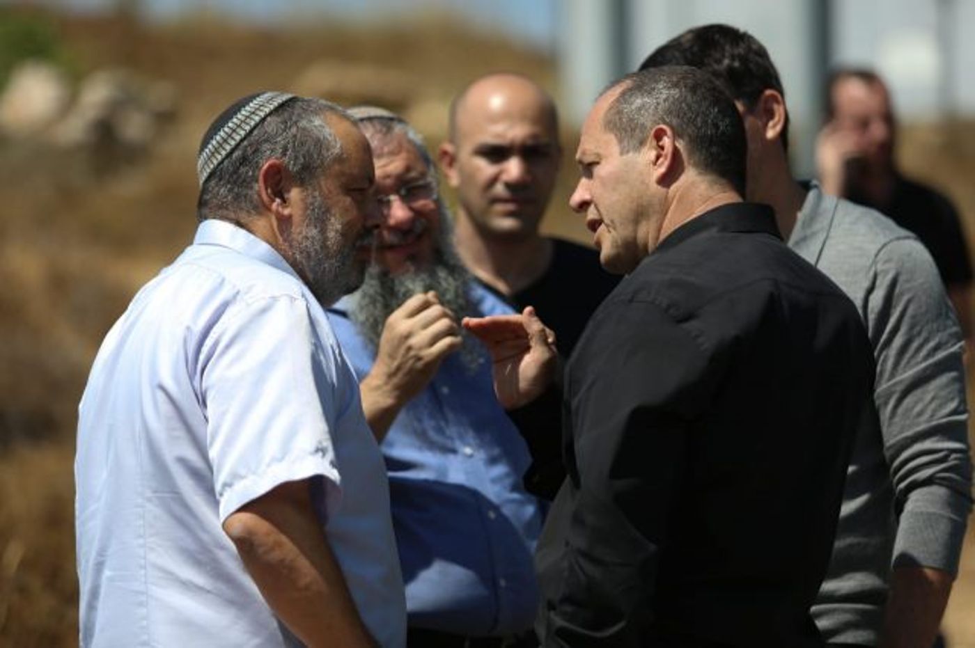 מצוד אחר המחבל: צפו בתיעוד מזירת הפיגוע