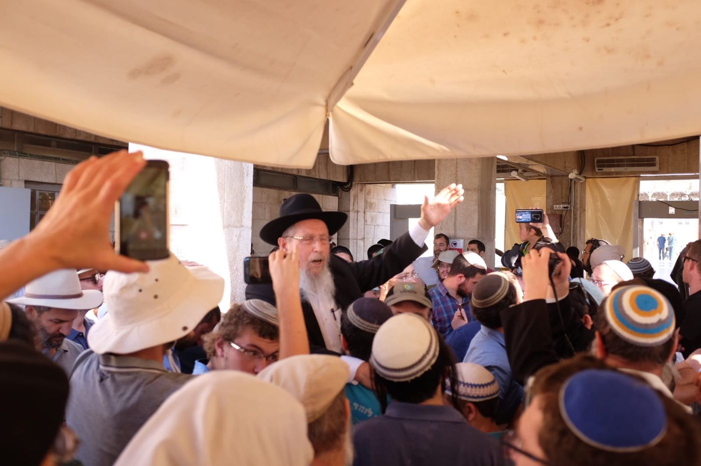הרב אריאל מתדרך את העולים