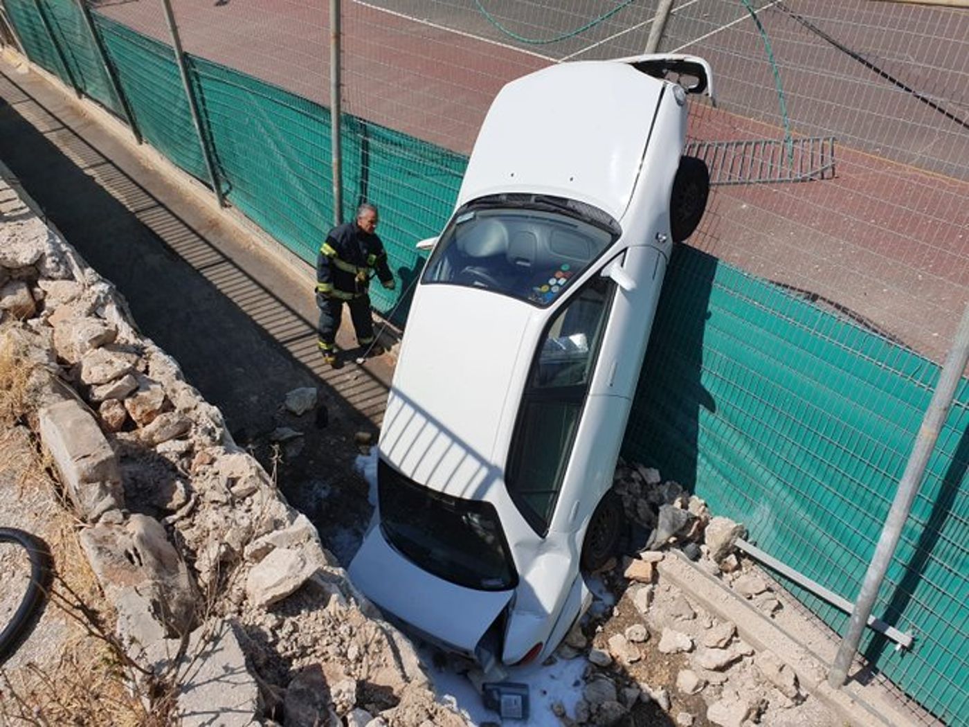 נפלה לרשת: בת 80 התדרדרה למגרש טניס
