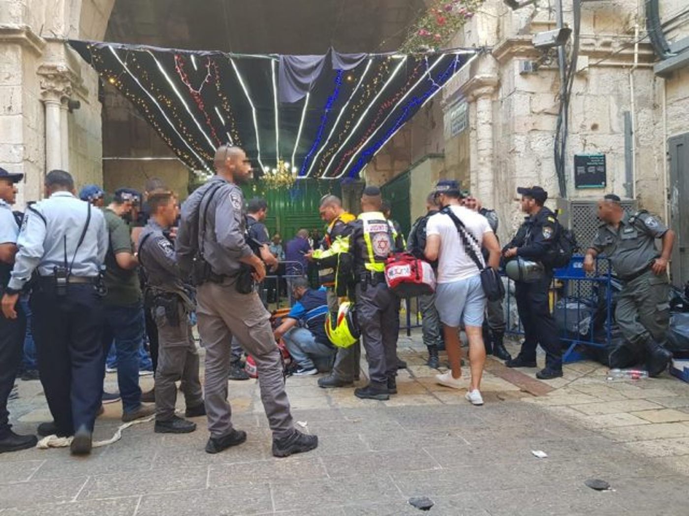 שוטר נפצע בפיגוע דקירה בי-ם; המחבלים נוטרלו