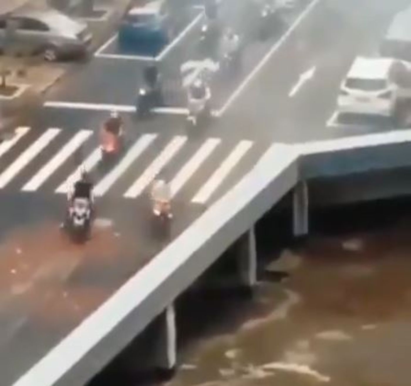 לאן נעלמים כלי הרכב? צפו בתיעוד שמשגע את הרשת