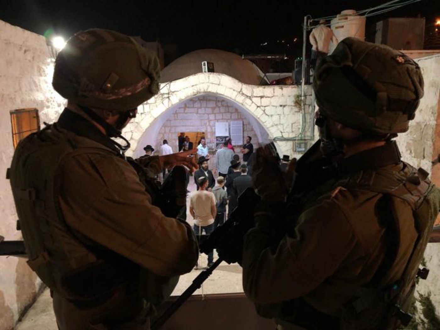 מטען ואבנים: כאלף איש התפללו הלילה בקבר יוסף