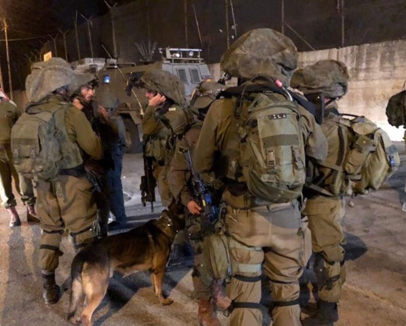מטען ואבנים: כאלף איש התפללו הלילה בקבר יוסף
