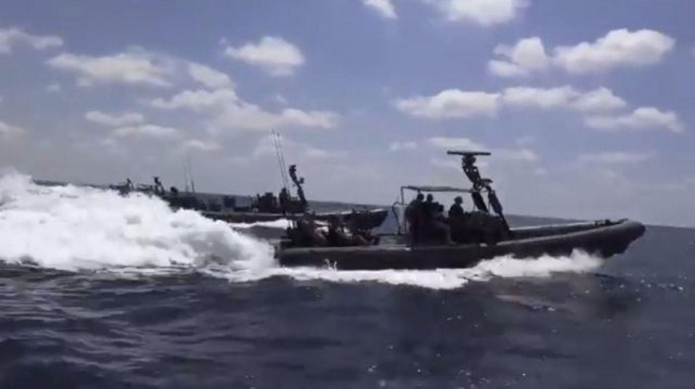 צפו: שייטת 13 וצבא ארה"ב משתלטים על ספינת אויב